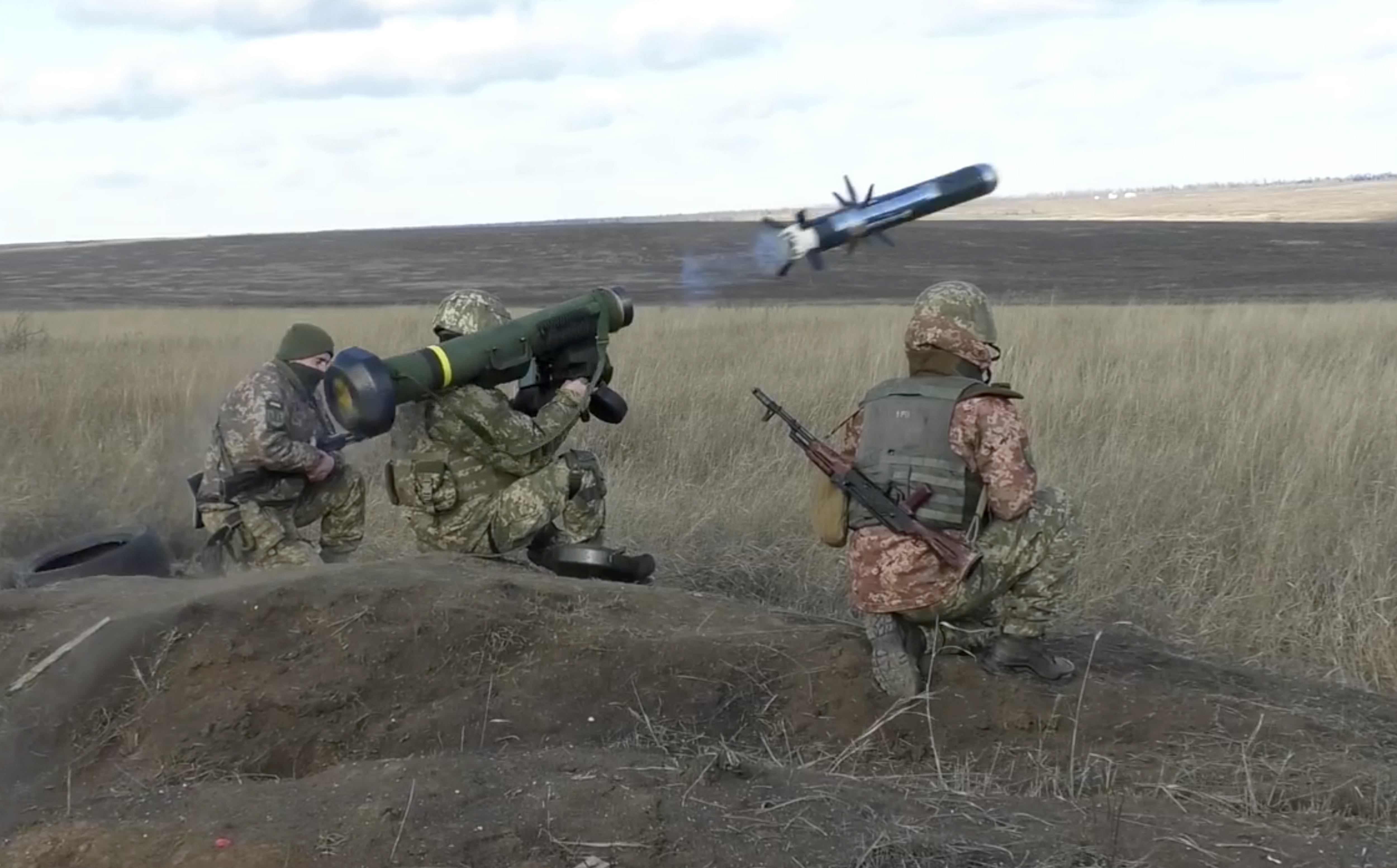 乌克兰士兵在顿涅茨克地区的军事演习中使用装有美国标枪导弹的发射器。